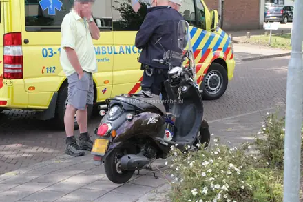 Scooter en bestelbus botsen in Emmen — foto 1 van 10