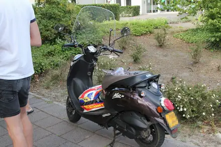 Scooter en bestelbus botsen in Emmen — foto 5 van 10