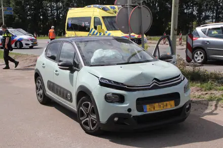 Auto’s botsen op Rondweg Emmen bij aansluiting N34: veel ravage en vertraging — foto 6 van 8