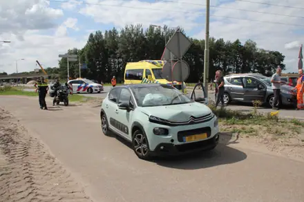 Auto’s botsen op Rondweg Emmen bij aansluiting N34: veel ravage en vertraging — foto 7 van 8