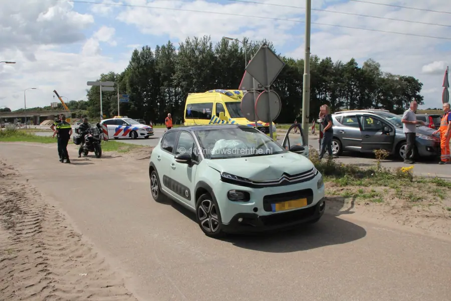 Auto’s botsen op Rondweg Emmen bij aansluiting N34: veel ravage en vertraging