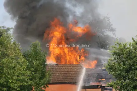 Grip 1 bij zeer grote brand in Valthermond — foto 1 van 6