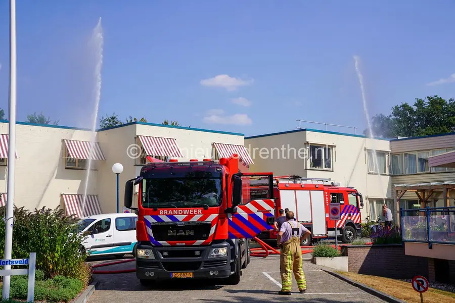 Dak verzorgingshuis wordt gekoeld door de brandweer