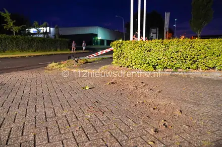 Automobilist rijdt door na ongeval op de Nijbracht in Emmen — foto 1 van 2