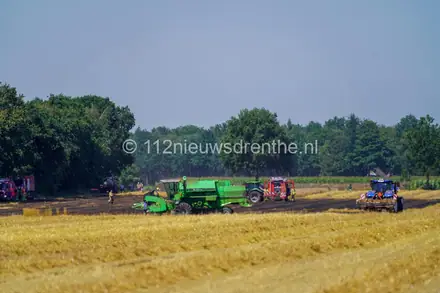 Akker vat vlam tijdens het oogsten in Oosterhesselen — foto 2 van 5