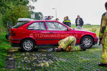 Brandweer rukt uit voor brandstoflekkage bij geparkeerde auto — foto 1 van 4