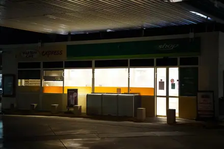 Kiosk tankstation aan de Balkenweg in Assen vol rook — foto 1 van 2