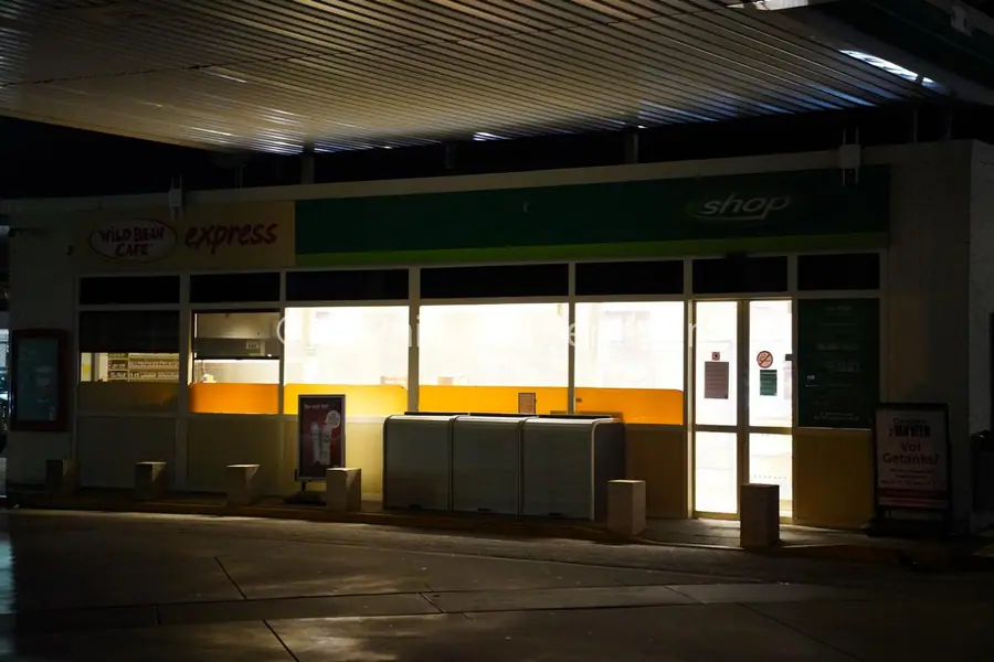 Kiosk tankstation aan de Balkenweg in Assen vol rook