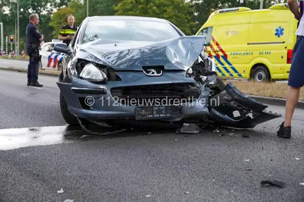 Automobilist botst op voorganger op de Dordsestraat in Emmen — foto 1 van 5