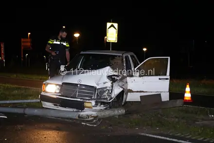 Automobilist botst met voertuig op lantaarnpaal in Emmen — foto 4 van 5