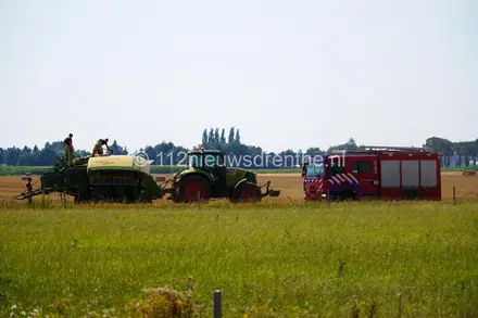 Brandweer Emmen kan grote brand op akker voorkomen — foto 3 van 8