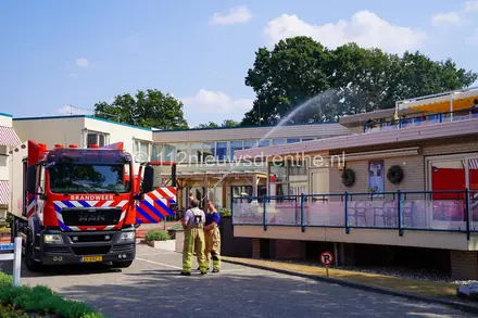 Dak verzorgingshuis wordt gekoeld door de brandweer — foto 2 van 3