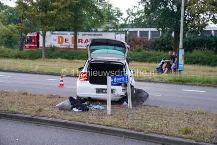 Automobilist botst op voorganger op de Dordsestraat in Emmen — foto 2 van 5