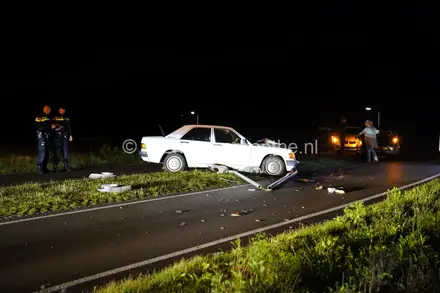 Automobilist botst met voertuig op lantaarnpaal in Emmen — foto 5 van 5