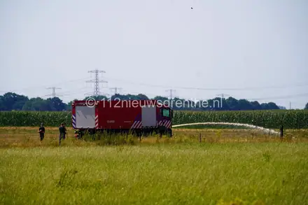 Brandweer Emmen kan grote brand op akker voorkomen — foto 4 van 8