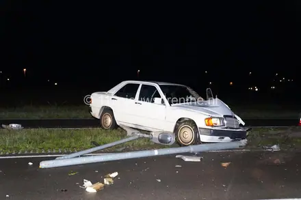 Automobilist botst met voertuig op lantaarnpaal in Emmen — foto 1 van 5