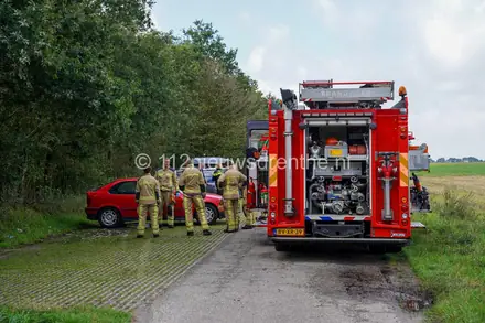 Brandweer rukt uit voor brandstoflekkage bij geparkeerde auto — foto 4 van 4