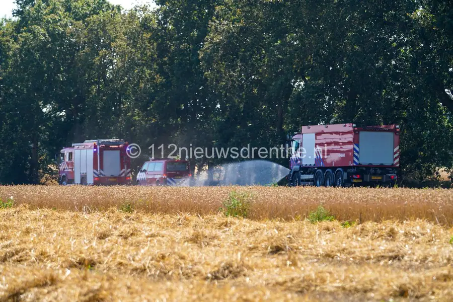 Akker vat vlam tijdens het oogsten in Oosterhesselen