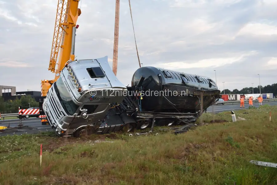 File door gekantelde vrachtwagen op A28