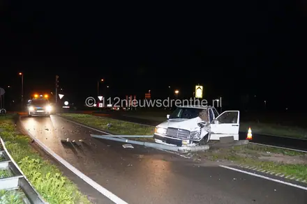 Automobilist botst met voertuig op lantaarnpaal in Emmen — foto 2 van 5