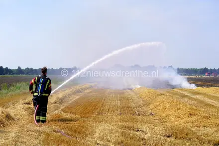 Grote brand op twee akkers in Emmer-Compascuum — foto 1 van 12