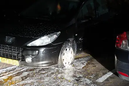 Brandstichting op autoband van voertuig in Emmen — foto 5 van 8