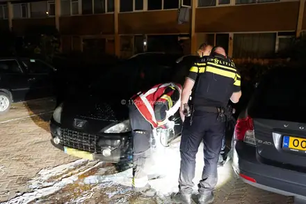 Brandstichting op autoband van voertuig in Emmen — foto 1 van 8