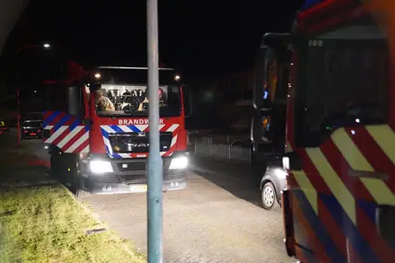 Bewoners blussen snel het vuur bij aankomst brandweer — foto 4 van 4