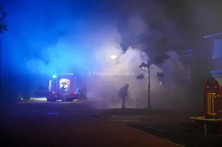 Auto brandt uit aan de Emmensstraat in Emmen — foto 2 van 10