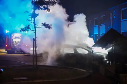 Auto brandt uit aan de Emmensstraat in Emmen — foto 7 van 10