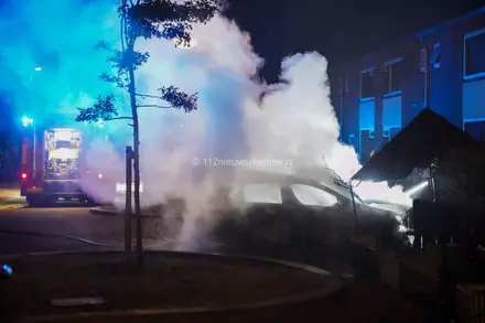 Auto brandt uit aan de Emmensstraat in Emmen — foto 1 van 10