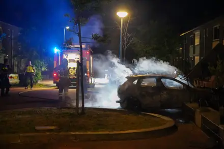 Auto brandt uit aan de Emmensstraat in Emmen — foto 8 van 10