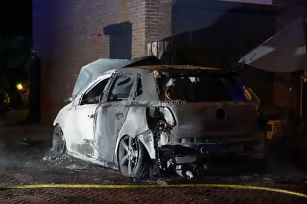 Auto brandt uit aan de Emmensstraat in Emmen — foto 5 van 10