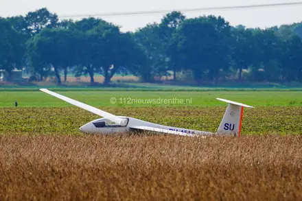 Zweefvliegtuig maakt noodlanding op weiland nabij Emmen — foto 5 van 6