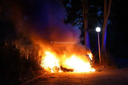 Auto verandert in vlammenzee in Emmer-Compascuum — foto 2 van 12
