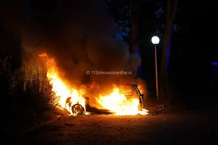 Auto verandert in vlammenzee in Emmer-Compascuum — foto 3 van 12