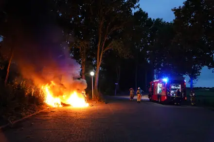 Auto verandert in vlammenzee in Emmer-Compascuum — foto 10 van 12