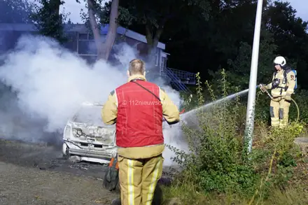 Auto verandert in vlammenzee in Emmer-Compascuum — foto 5 van 12