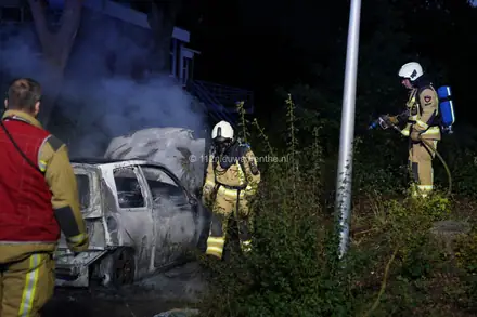 Auto verandert in vlammenzee in Emmer-Compascuum — foto 6 van 12