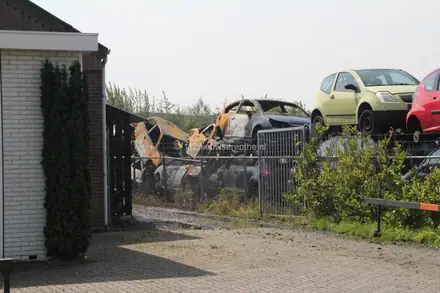 Brand bij autodemontagebedrijf Hoogeveen is onder controle — foto 2 van 8