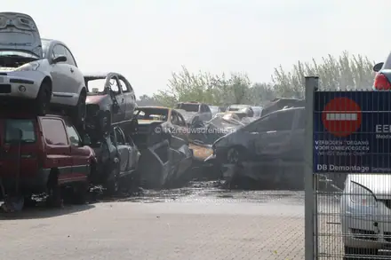 Brand bij autodemontagebedrijf Hoogeveen is onder controle — foto 1 van 8