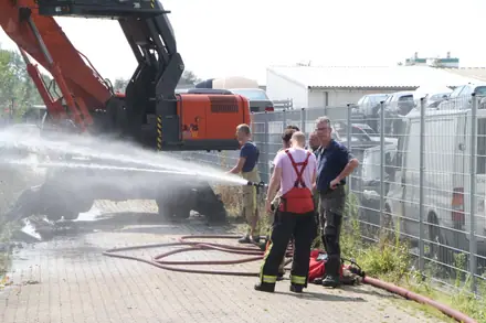 Brand bij autodemontagebedrijf Hoogeveen is onder controle — foto 7 van 8
