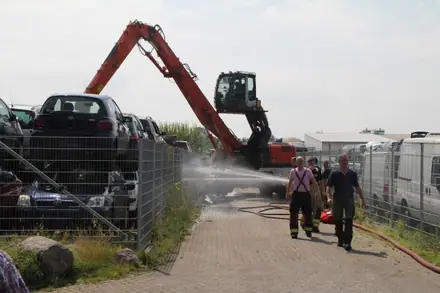 Brand bij autodemontagebedrijf Hoogeveen is onder controle — foto 8 van 8