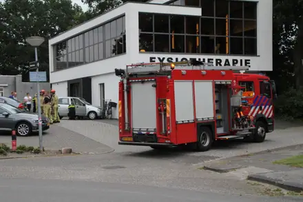 Gewonde door botsing tegen bedrijfsgebouw in Emmen — foto 6 van 10