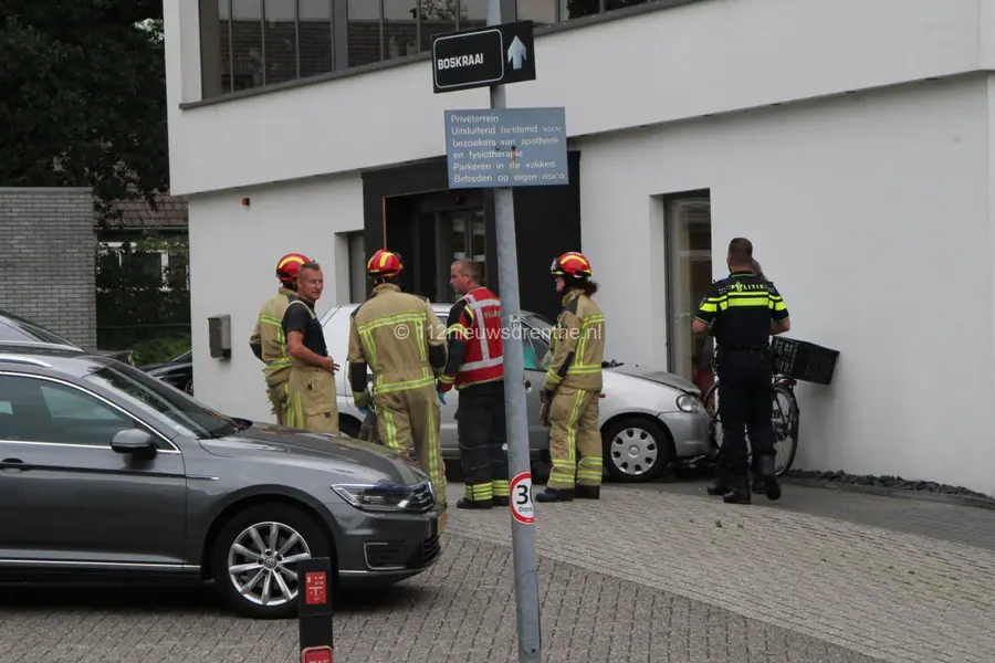 Gewonde door botsing tegen bedrijfsgebouw in Emmen