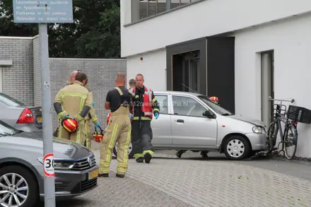 Gewonde door botsing tegen bedrijfsgebouw in Emmen — foto 3 van 10
