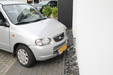 Gewonde door botsing tegen bedrijfsgebouw in Emmen — foto 5 van 10