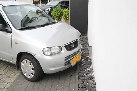 Gewonde door botsing tegen bedrijfsgebouw in Emmen — foto 10 van 10