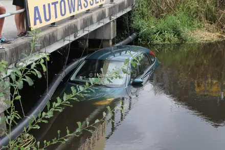 Auto krijgt onbedoelde wasbeurt in de sloot — foto 2 van 4
