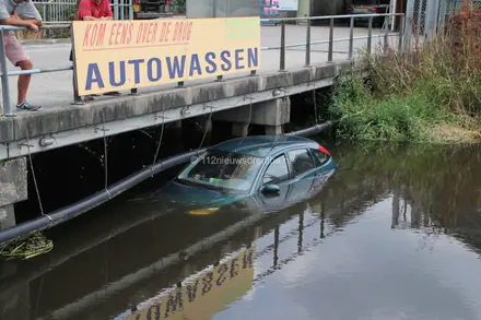 Auto krijgt onbedoelde wasbeurt in de sloot — foto 1 van 4